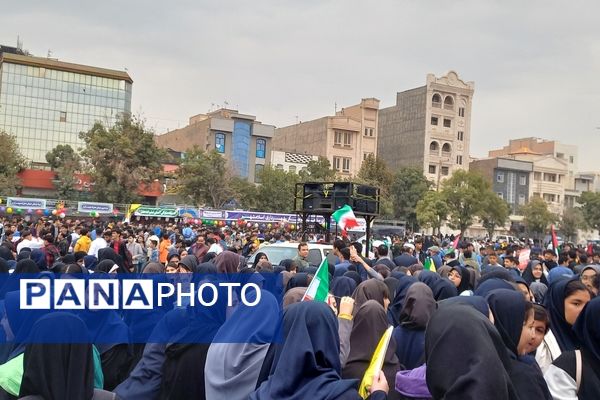 حضور دانش آموزان اسلامشهری در راهپیمایی ۱۳ آبان