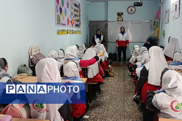 هلال‌احمر در بعثت ۲؛ تمرین ایمنی با دختران دبستانی