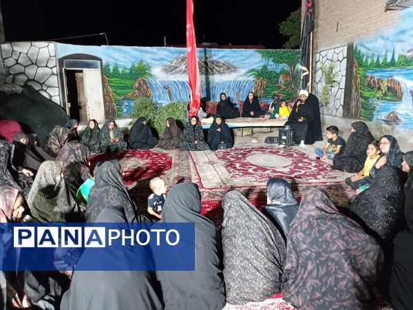مراسم عزاداری ماه صفر در روستای نقاب در هنگام قطع برق