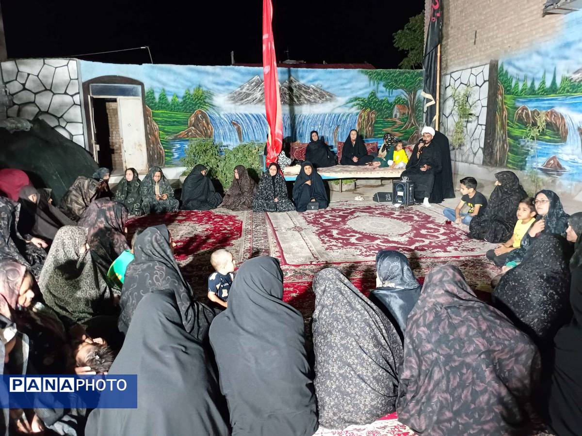 مراسم عزاداری ماه صفر در روستای نقاب در هنگام قطع برق