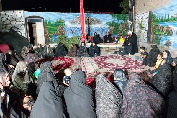 مراسم عزاداری ماه صفر در روستای نقاب با وجود قطع برق