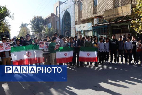 فریاد مرگ بر آمریکا در کوهدشت ؛ حماسه حضور دانش آموزان در سیزده آبان