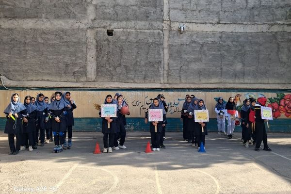 حرکات ورزشی و نمایشی در افتتاحیه المپیاد درون مدرسه‌ای