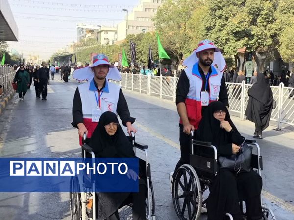 خدمت جوانان هلال‌احمر همدان به زائران رضوی در طرح ملی «قدم به قدم در مسیر بهشت»
