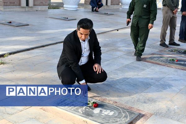 گلزارهای شهدا در هفته معلم عطرافشان شد