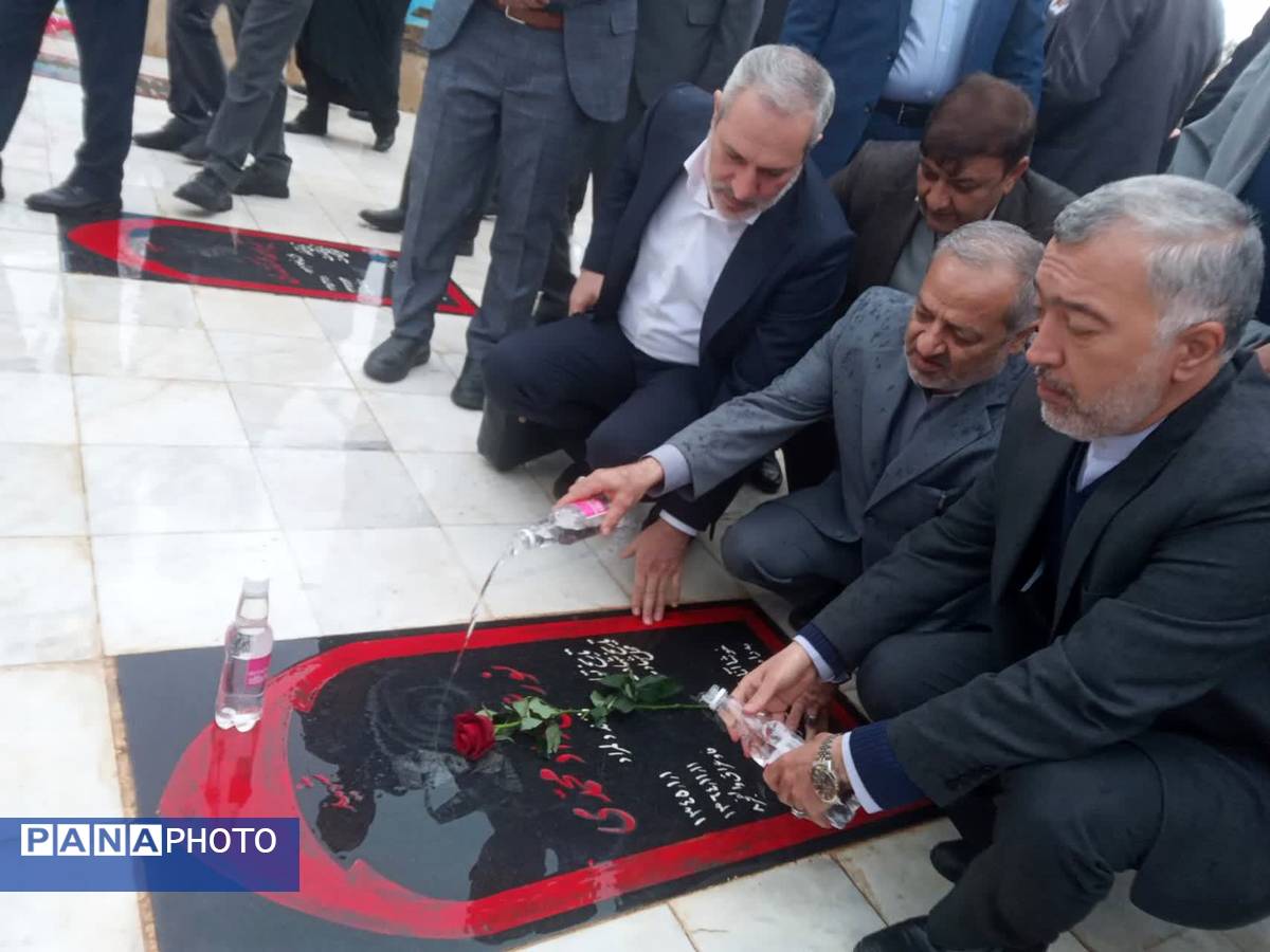 ادای احترام وزیر آموزش و پرورش به شهدای تایباد
