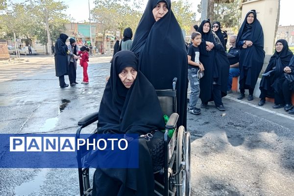 جاماندگان اربعین حسینی در  راهپیمایی حرم تا حرم نیشابور 