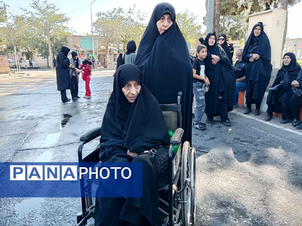 جاماندگان اربعین حسینی در  راهپیمایی حرم تا حرم نیشابور 