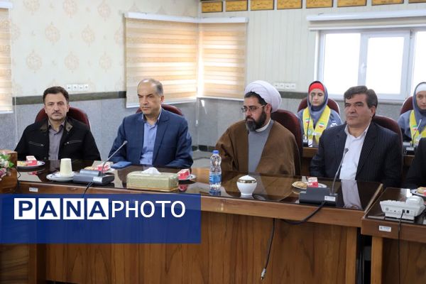 گل‌های قدردانی دانش‌آموزان پیشتاز برای حافظان امنیت