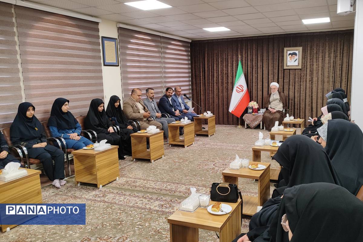 دیدار دختران دانشآموز سنندجی با نماینده ولیفقیه در کردستان
