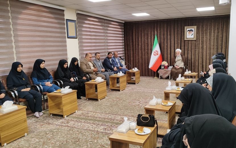 دیدار دختران دانش‌آموز سنندجی با نماینده ولی‌فقیه در کردستان 