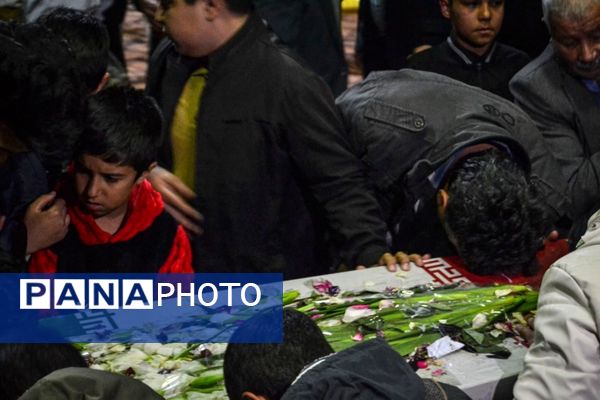 مراسم اکران فیلم سینمایی مجنون در دبیرستان کوثر شهر رباط‌سنگ