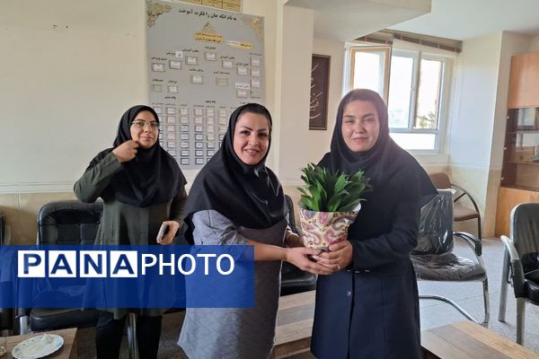 تقدیر و وداع اعضای انجمن اولیا و مربیان آموزشگاه معارف 6 از کادر آموزشگاه