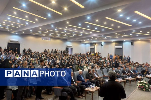 تقدیر از رتبه‌های برتر کنکور در اداره آموزش‌و‌پرورش شهرستان اسلامشهر 