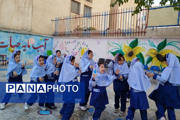 جشن آب در مدرسه سحر 