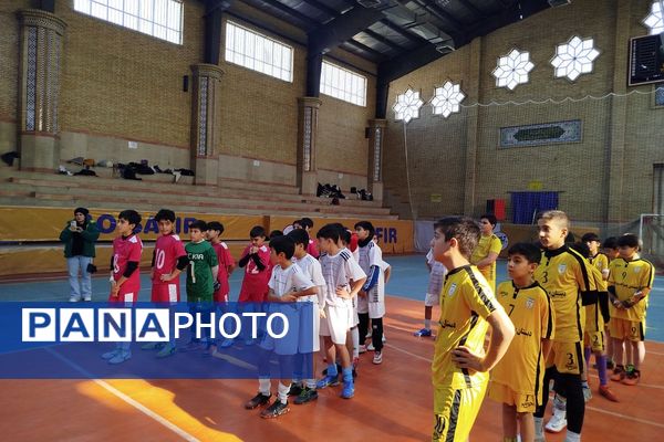 حضور دانش‌آموزان ابتدایی ناحیه دو شهرری در مسابقات فوتسال