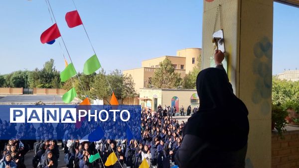 با آغاز سال تحصیلی جدید زنگ مهر و ایثار در دبیرستان موفقیان نظرآباد به صدا درآمد