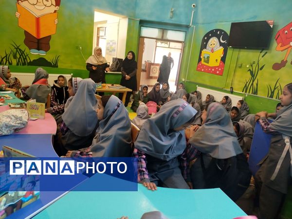 بازدید دانش‌آموزان دبستان ثنایی نوخندان از کتابخانه میرنیا 