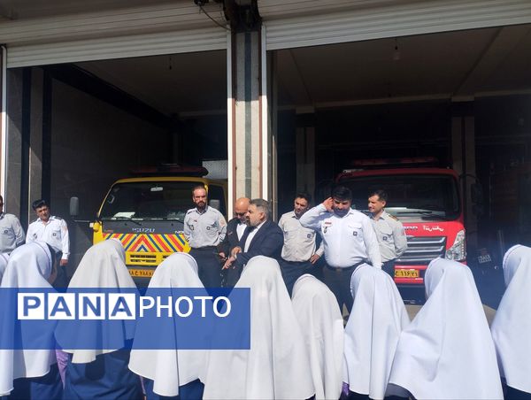 تقدیر دانش آموزان دبستان سرای دانش از قهرمانان بی ادعا در روز آتش نشانی