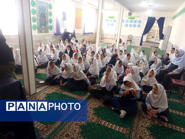 بازارچه کتاب در دبستان سمیه