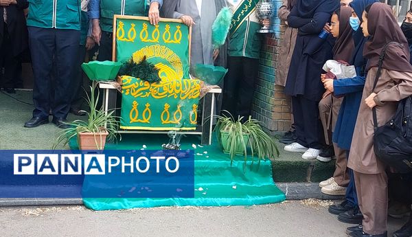 پرچم گردانی آستان قدس رضوی در مدارس منطقه پردیس به مناسبت دهه کرامت