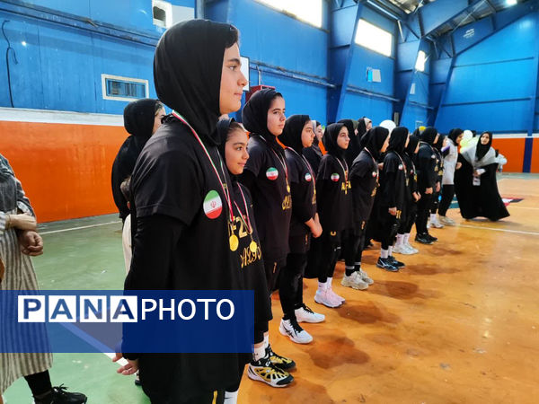 تقدیر از دختران برگزیده مسابقات ورزشی در شهر جعفریه قم