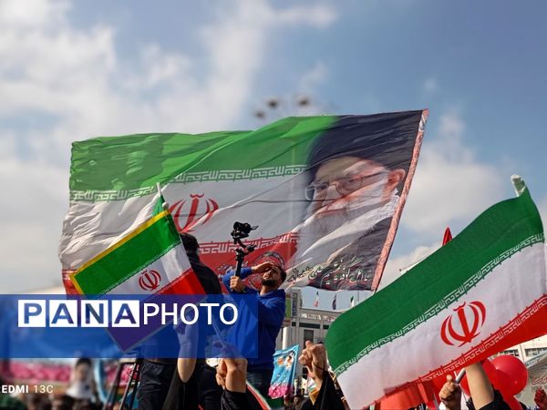 حضور پر شور دانش آموزان  در راهپیمایی ۱۳ آبان 