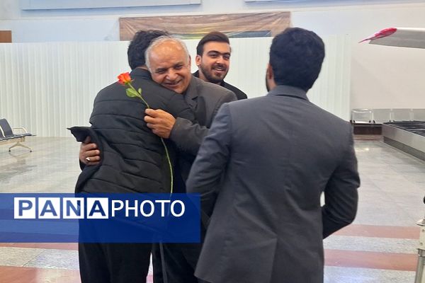 استقبال از زائران حرم امام رئوف در فرودگاه شیراز