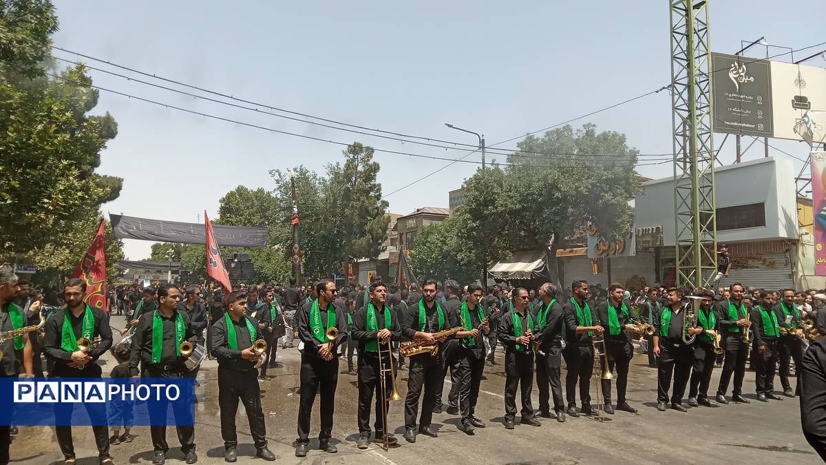 عزاداری ظهر عاشورا در خیابانهای شهر نیشابور