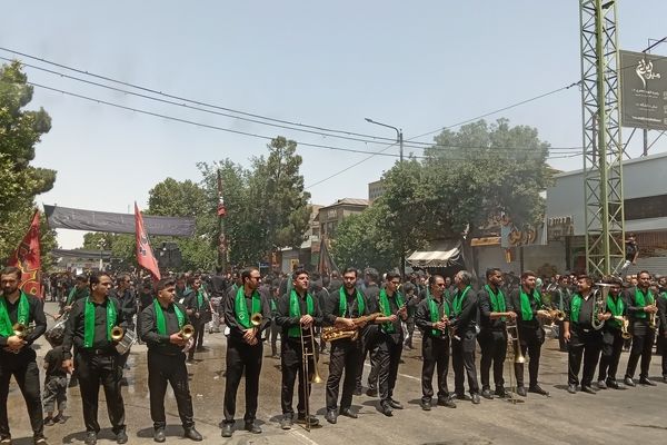 عزاداری ظهر  عاشورا در خیابان‌های شهر نیشابور 
