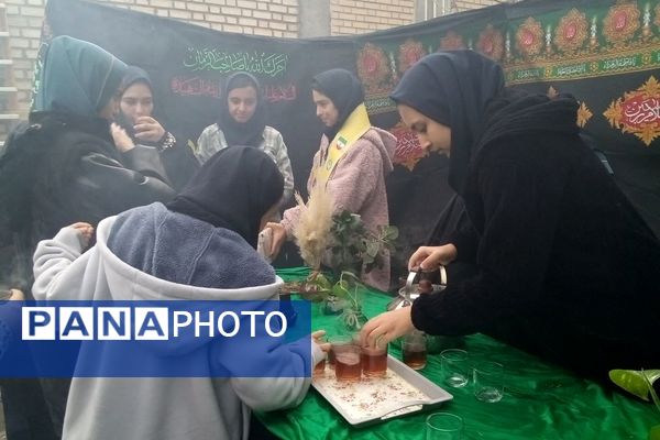 برپایی موکب شهادت حضرت فاطمه(س) در دبیرستان دخترانه نوید ناحیه ۵ مشهد