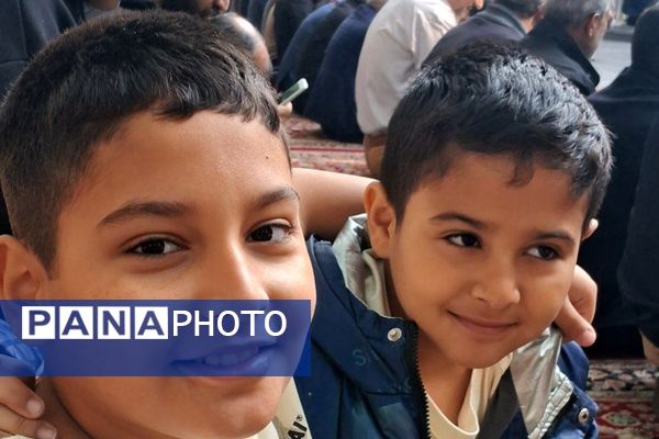 حضور دانش‌آموزان و فرهنگیان ناحیه دو شهرری در نماز جمعه 