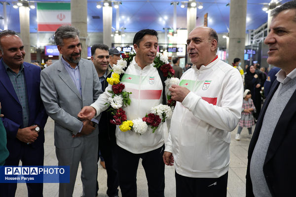 بازگشت طلایی‌پوشان بلندقامت دانش‌آموز ایران با کاپ قهرمانی