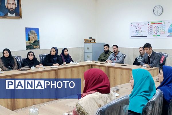  جلسه شورای معلمان دبستان شهید رجایی با محوریت طرح «رهیافت»