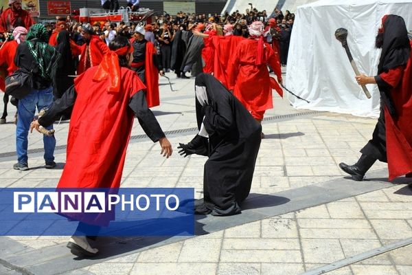 تعزیه ظهر عاشورا در جوار حرم امام رضا(ع) در مشهد