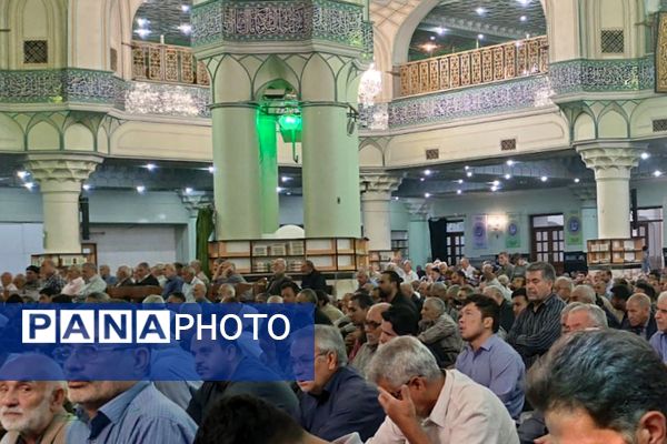 حضور مدیر آموزش و پرورش ناحیه دو شهرری در کنار دانش آموزان در نماز جمعه 