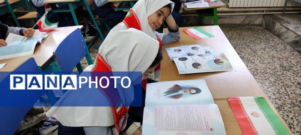 توزیع کتاب « از ایرانمان دفاع می کنیم » در بین دانش‌آموزان پیشتاز مدرسه شهید خاقانی شهرستان شیروان