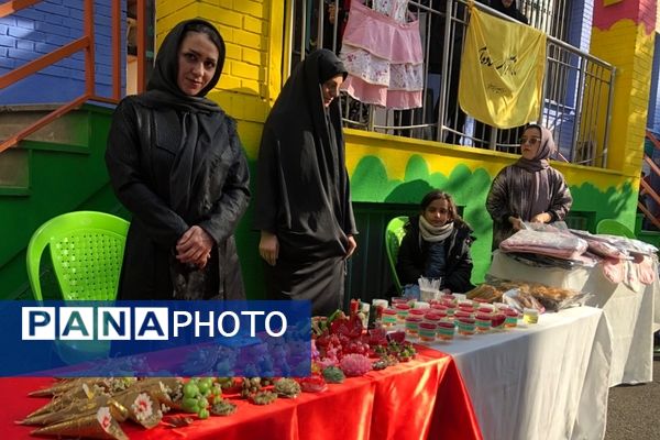 برگزاری بازارچه همدلی با کودکان غزه در دبستان آزاده ناحیه دو شهرری 