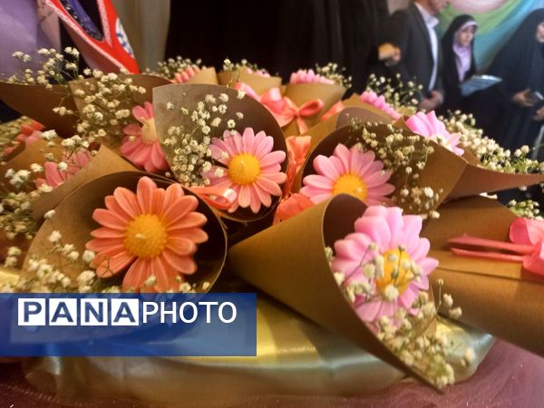 مراسم روز معلم به مناسبت هفته معلم در دبستان شاهد تحقیقی
