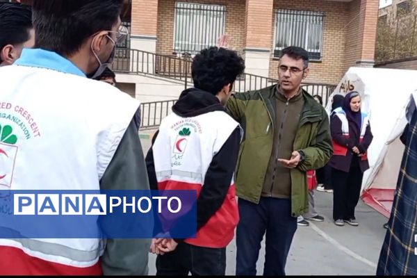 اجرای مانور زلزله با حضور مسئولان در مدرسه استاد مطهری رباط‌کریم