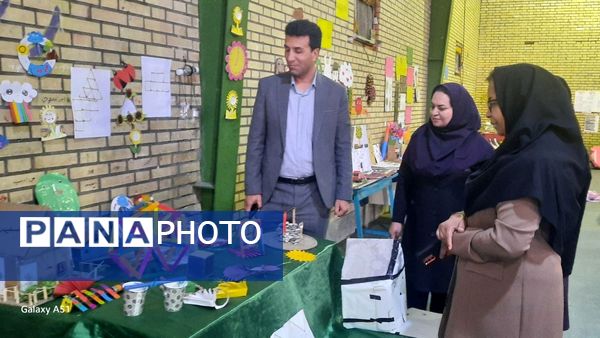 بازدید مدیر آموزش و ‌پرورش حاجی‌آباد از نمایشگاه خلاقیت‌های دانش‌آموزی دبستان استقلال  