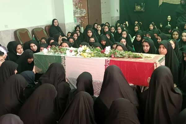 حضور شهید گمنام در دبیرستان دخترانه حضرت زینب(س) شهرستان بهاباد