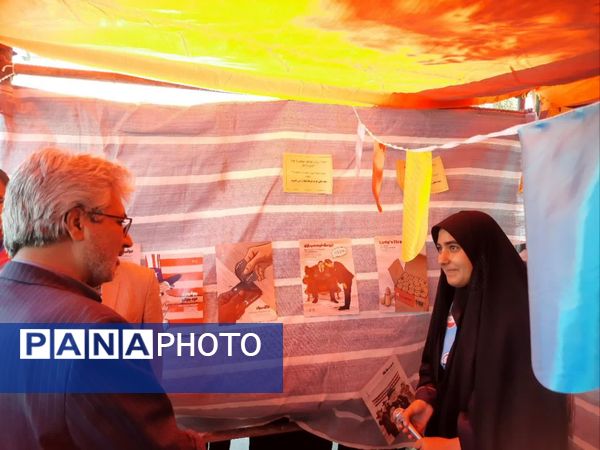 برپایی غرفه‌های سازمان دانش‌آموزی خراسان‌جنوبی در راهپیمایی 13 آبان