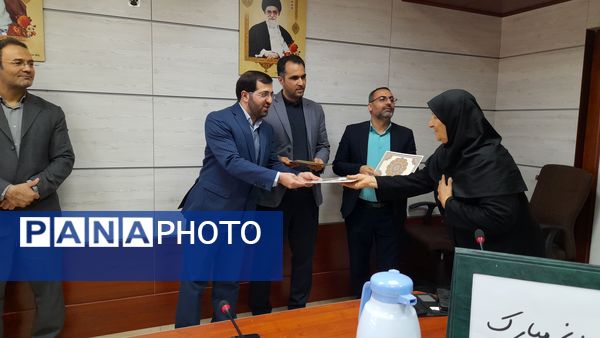 مراسم تجلیل از زحمات بانوان اداره آموزش و پرورش ملارد به مناسبت روز مادر 