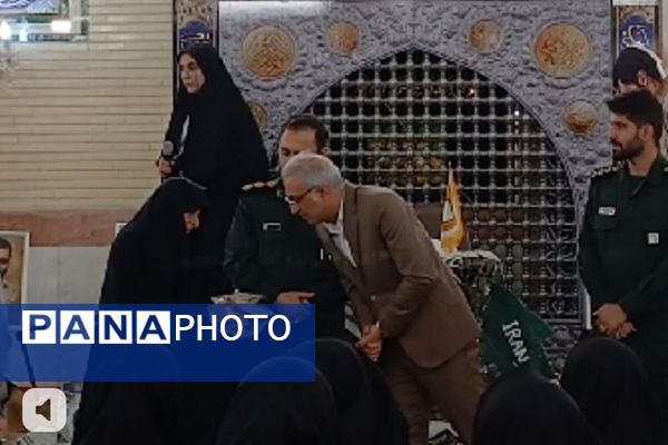 برگزاری یادواره شهدا به مناسبت هفته دفاع مقدس در دبیرستان حضرت زینب(س) ناحیه یک شهرری