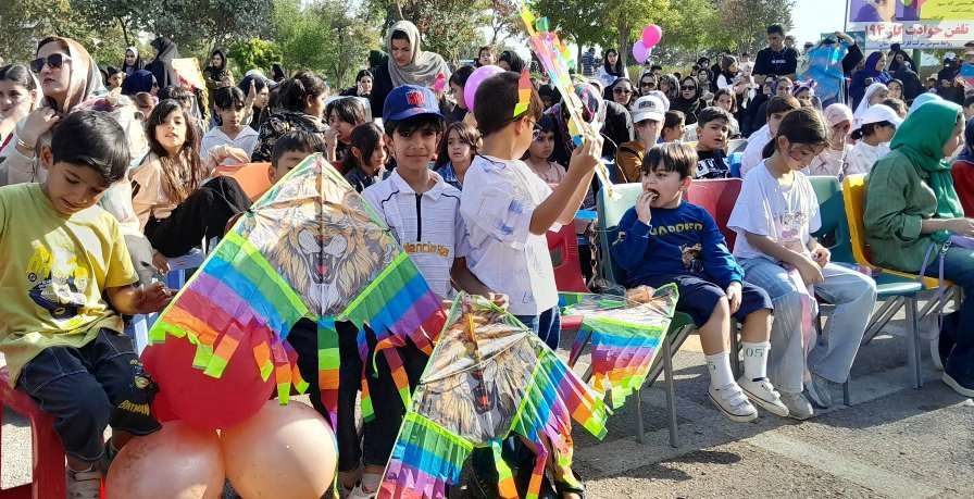 کودکان خرم‌آبادی رویاهایشان را به باد سپردند؛ آسمان پارک کیو رنگ صلح گرفت