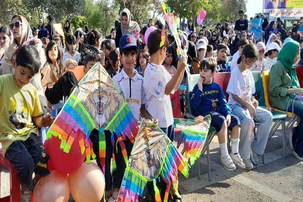 کودکان خرم‌آبادی رویاهایشان را به باد سپردند؛ آسمان پارک کیو رنگ صلح گرفت