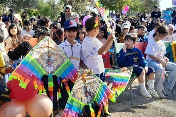 کودکان خرم‌آبادی رویاهایشان را به باد سپردند؛ آسمان پارک کیو رنگ صلح گرفت