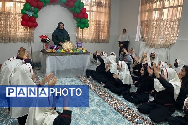 برگزاری مراسمی به‌مناسبت ولادت حضرت علی (ع) و روز پدر در دبستان دخترانه بعثت ۲