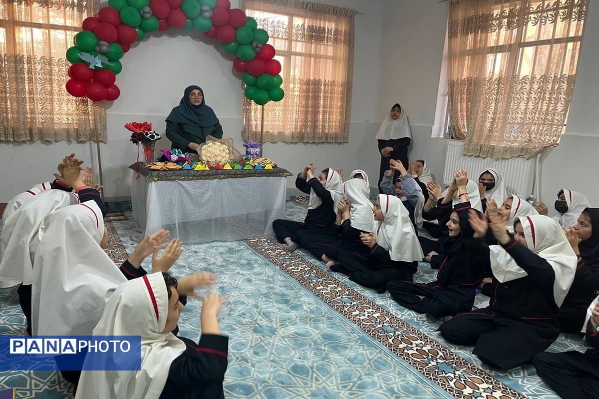 برگزاری مراسمی به‌مناسبت ولادت حضرت علی (ع) و روز پدر در دبستان دخترانه بعثت ۲